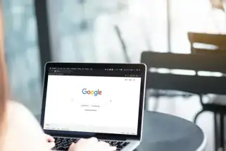 Résumés IA de Google : la presse française saisit l'Autorité de la concurrence