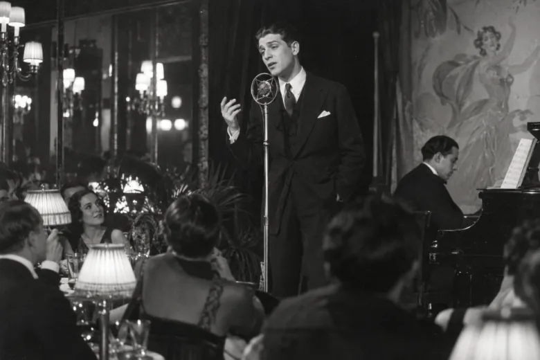 Jean Gabin chantant sur la scène d’un cabaret parisien