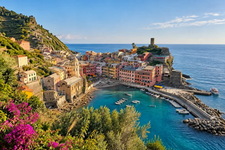 Village italien au bord de la mer